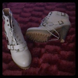 New without tags. I am a size 9 so, I never worn.